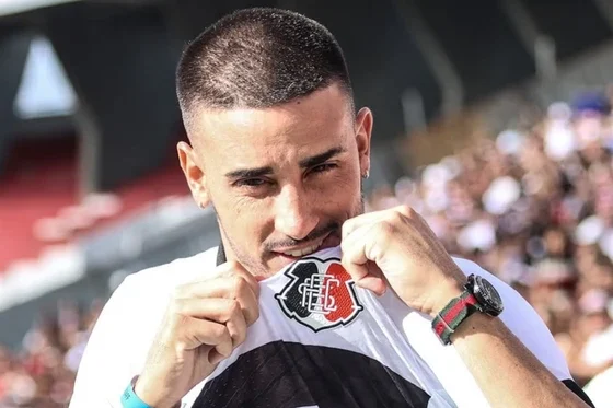 O atacante Thiago Galhardo envolveu-se em uma polêmica nas redes sociais após reagir com ameaças a um influenciador torcedor do Sport.