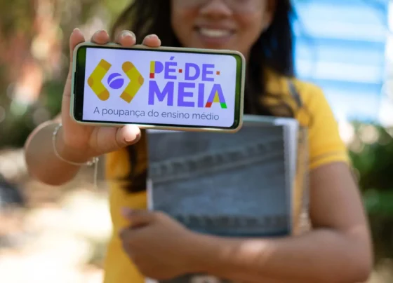 Descubra como o programa Pé-de-Meia combate a evasão escolar e oferece incentivos financeiros para estudantes do ensino médio.