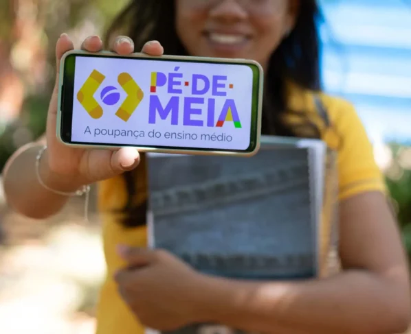 Descubra como o programa Pé-de-Meia combate a evasão escolar e oferece incentivos financeiros para estudantes do ensino médio.