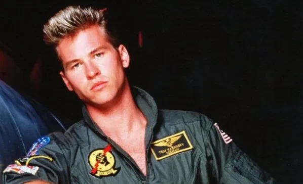 O renomado ator Val Kilmer, celebrado por seus papéis marcantes no cinema, faleceu nesta terça-feira (2) em Los Angeles, aos 65 anos.