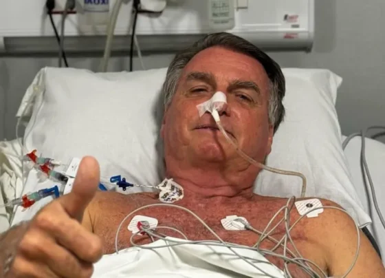 O ex-presidente Jair Bolsonaro está atualmente em tratamento com antibióticos para tratar uma complicação intestinal e se alimenta por meio de uma sonda.