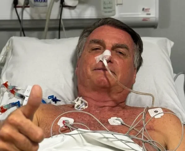 O ex-presidente Jair Bolsonaro está atualmente em tratamento com antibióticos para tratar uma complicação intestinal e se alimenta por meio de uma sonda.