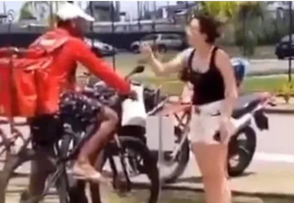 Um entregador de aplicativo foi vítima de agressões verbais e físicas por parte da delegada Kari Grazielle Klat, da Polícia Civil do Pará.