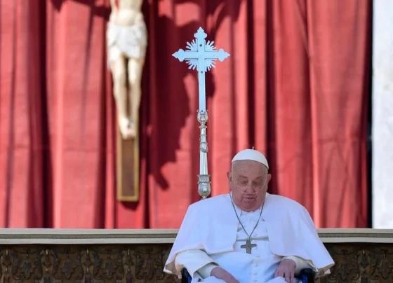 O falecimento do Papa Francisco nesta segunda-feira (21) causou comoção global e mobilizou veículos de imprensa ao redor do mundo.