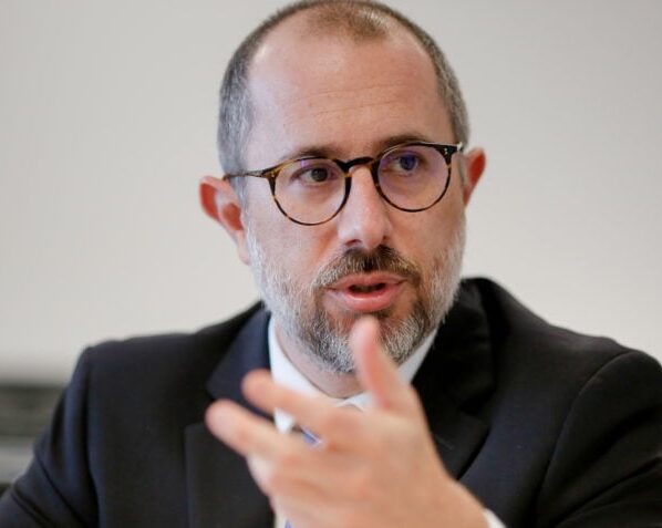Ministro do CGU, Vinicius Marques de Carvalho, conversando