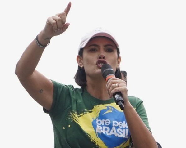 Na imagem acima, a ex-primeira-dama Michelle Bolsonaro discursa na av. Paulista