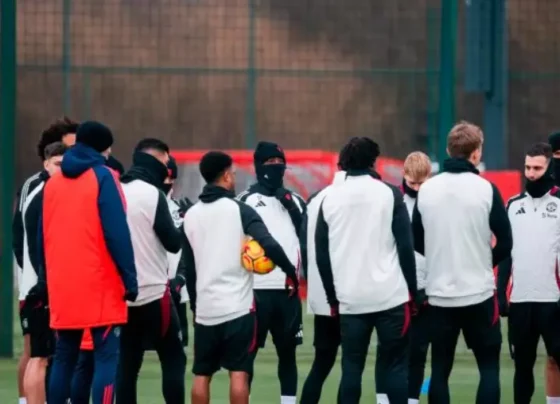 O Olympique Lyonnais recebe o Manchester United em um confronto que promete agitar o futebol europeu nesta quinta-feira.