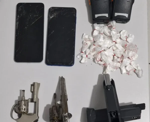 A operação foi deflagrada após a polícia receber diversas denúncias sobre dois criminosos em uma motocicleta preta sem placa cometendo assaltos