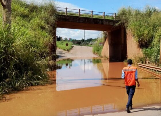 Ponte Alberto Flores, em Brumadinho, é interditada após vazamento de tubulação de água da Vale