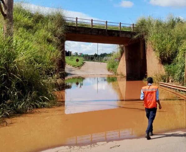Ponte Alberto Flores, em Brumadinho, é interditada após vazamento de tubulação de água da Vale