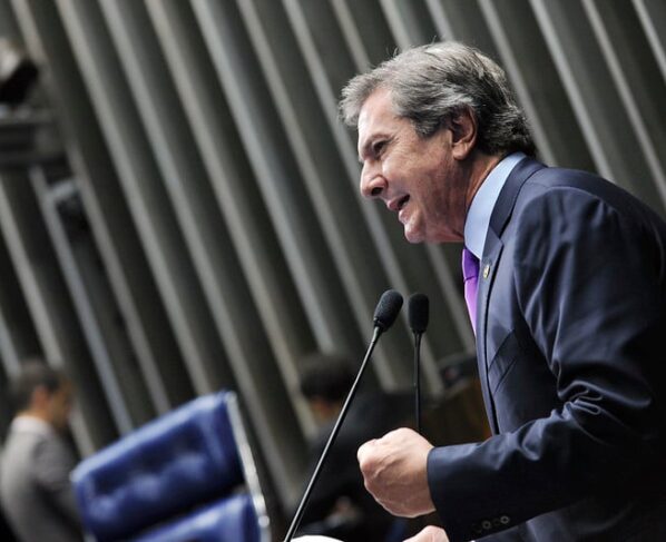 A queda de Collor envolviam as denúncias feitas pelo seu próprio irmão, Pedro Collor de Mello envolviam o tesoureiro da campanha do ex-presidente, Paulo César Farias