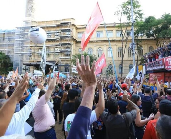 Professores da rede estadual de SP entram em greve nesta sexta, 25