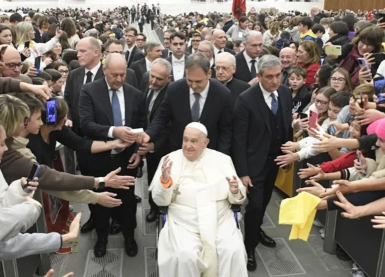 Ao longo dos anos, fiéis do mundo todo têm questionado a Igreja sobre a “folha de pagamento” do papa. A resposta veio de forma inesperada e até bem-humorada.