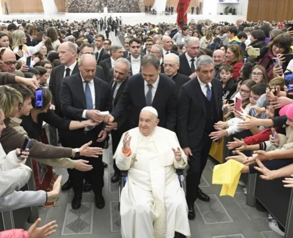 Ao longo dos anos, fiéis do mundo todo têm questionado a Igreja sobre a “folha de pagamento” do papa. A resposta veio de forma inesperada e até bem-humorada.