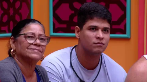 No jogo, se aliou principalmente a Aline e Vinícius. Travou embate com Renata e Eva, apesar de ter construído amizade com as bailarinas no início do reality.