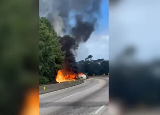Um caminhão-tanque carregado com etanol tombou e explodiu por volta das 13h30 desta segunda-feira (7) no km 233 da BR-101,  na altura do Morro dos Cavalos