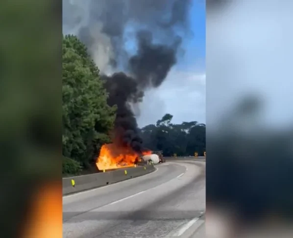 Um caminhão-tanque carregado com etanol tombou e explodiu por volta das 13h30 desta segunda-feira (7) no km 233 da BR-101,  na altura do Morro dos Cavalos
