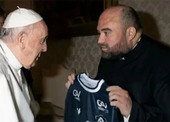 Francisco foi presenteado com a camisa do Remo