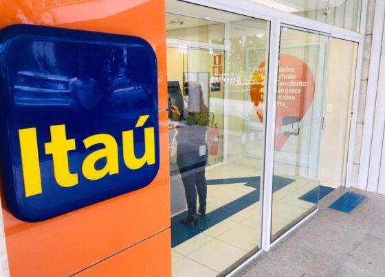 Tempo em que um analista de sistemas do Itaú ficava de plantão fora do trabalho configurava sobreaviso e deve ser remunerado.