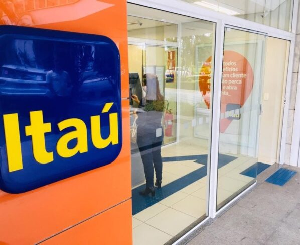 Tempo em que um analista de sistemas do Itaú ficava de plantão fora do trabalho configurava sobreaviso e deve ser remunerado.