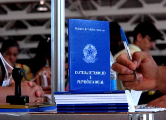 Conforme o artigo 459 da Consolidação das Leis do Trabalho (CLT), o pagamento do salário deve ocorrer até o quinto dia útil de cada mês.