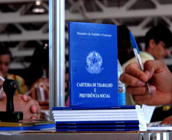 Conforme o artigo 459 da Consolidação das Leis do Trabalho (CLT), o pagamento do salário deve ocorrer até o quinto dia útil de cada mês.