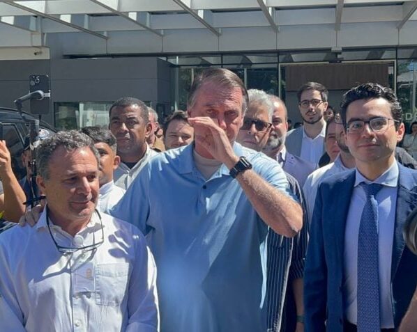 Bolsonaro deixa hospital