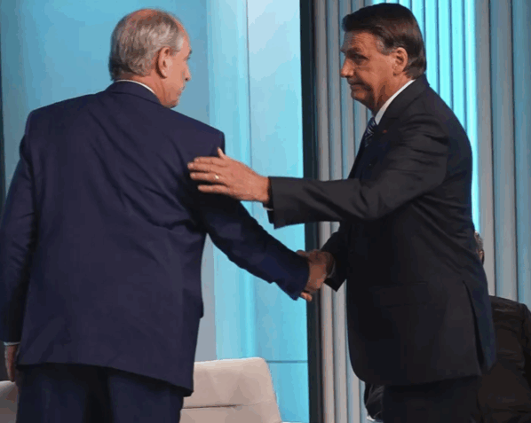Jair Bolsonaro e Ciro Gomes se cumprimentam