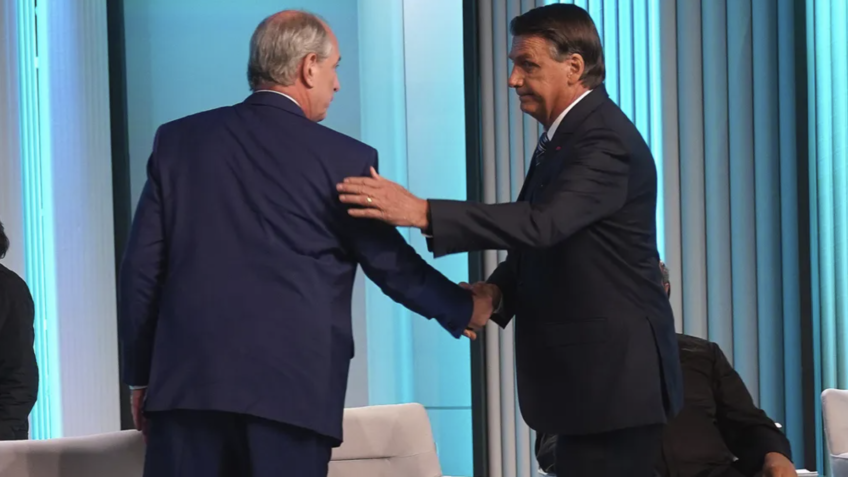 Jair Bolsonaro e Ciro Gomes se cumprimentam