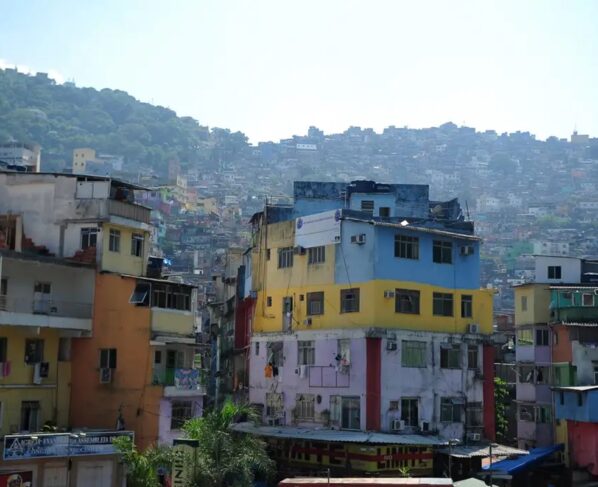 Imagem colorida de casas na favela da Rocinha, na zona sul do Rio de Janeiro - Metrópoles