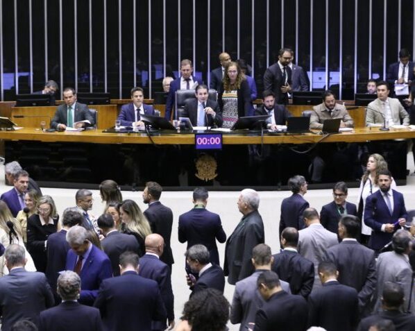 Na imagem acima, a Câmara dos Deputados durante a sessão de 8 de abril de 2025