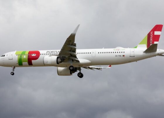 Imagem colorida de avião da TAP - Metrópoles