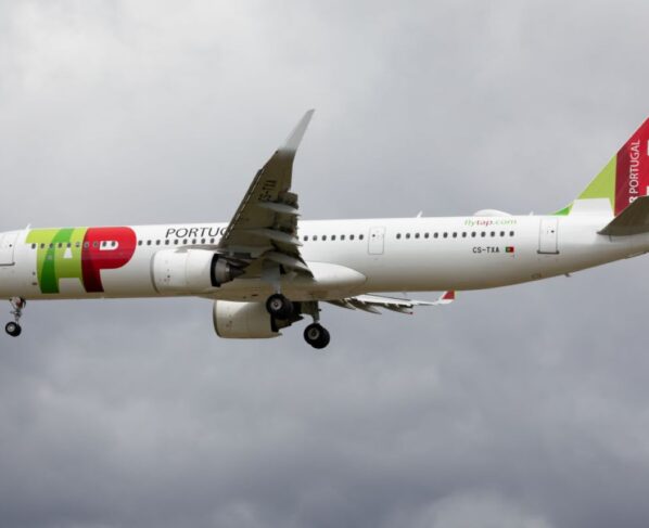 Imagem colorida de avião da TAP - Metrópoles