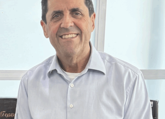 Deputado Antônio Olim sorri para câmera