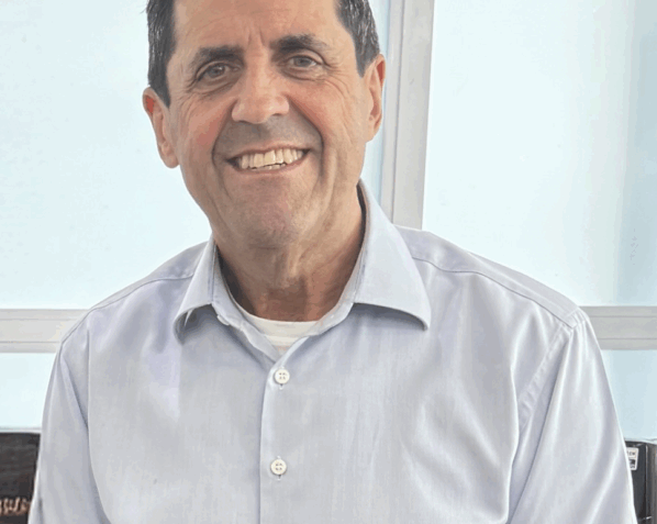 Deputado Antônio Olim sorri para câmera