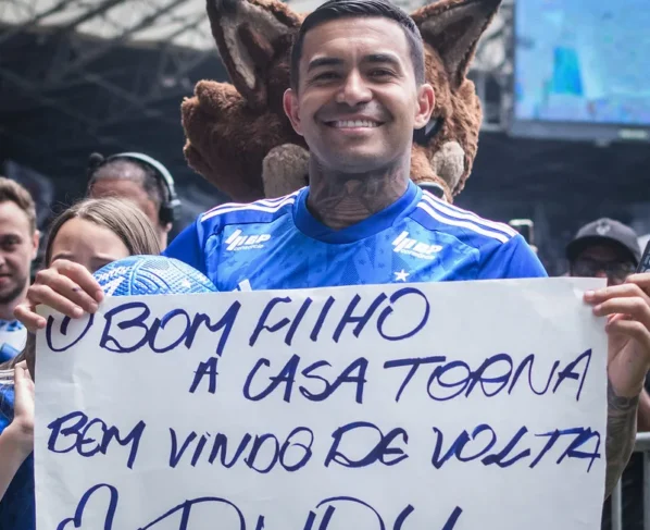 O Cruzeiro anunciou oficialmente nesta sexta-feira (2) a rescisão contratual com o atacante Dudu, que está agora livre no mercado.