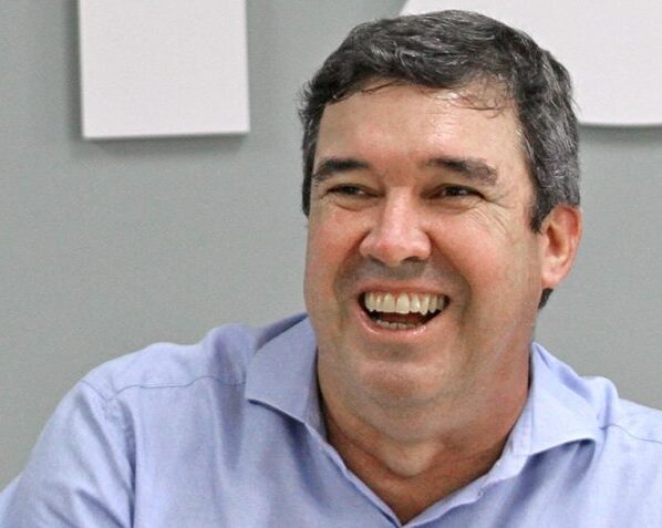 Eduardo Riedel sorrindo e olhando para a frente