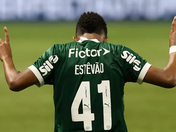 Estêvão (2) e Flaco López marcaram os gols da partida, mas o brilho ficou com a joia palmeirense.