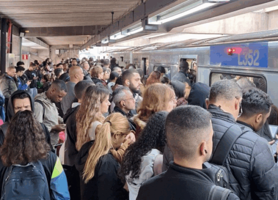 Na imagem, pessoas esperando para entrar no vagão do metrô em São Paulo