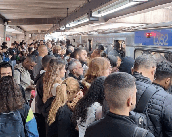Na imagem, pessoas esperando para entrar no vagão do metrô em São Paulo