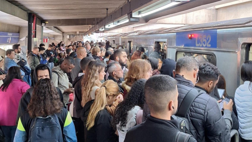 Na imagem, pessoas esperando para entrar no vagão do metrô em São Paulo