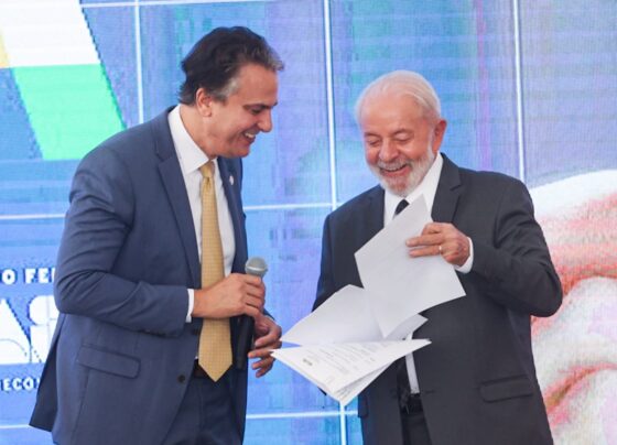 Imagem colorida do ministro da Educação, Camilo Santana, sorrindo com o presidente Lula - Metrópoles