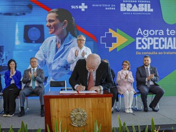 Programa dos tempos da ex-ministra foi renomeado e relançado, mas presidente lamentou não tê-la chamado para participar do evento -  (crédito: Ricardo Stuckert/PR)
