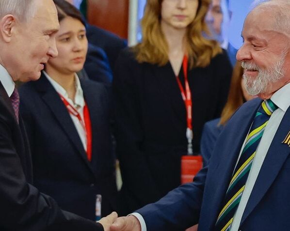 Na imagem, o presidente da Rússia, Vladimir Putin (à esq.), e o presidente Lula (à dir), em jantar oferecido pelo russo nesta 5ª feira (8.mai)