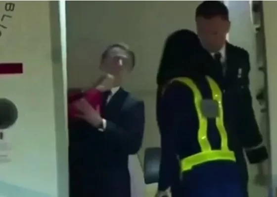 O presidente da França, Emmanuel Macron, comentou nesta segunda-feira (26) o vídeo que viralizou nas redes sociais e mostra sua esposa.