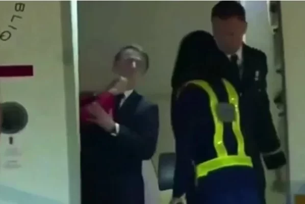 O presidente da França, Emmanuel Macron, comentou nesta segunda-feira (26) o vídeo que viralizou nas redes sociais e mostra sua esposa.