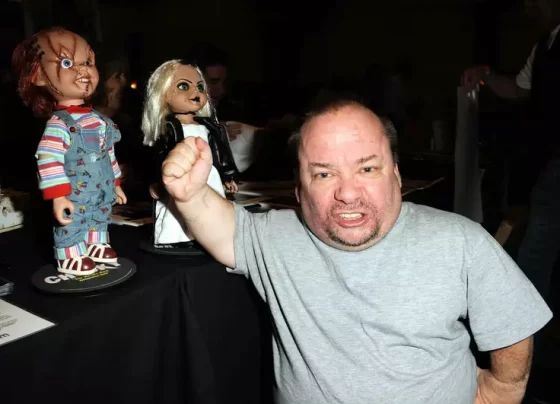 Além de interpretar o famoso boneco maligno, ele também ficou conhecido por seus papéis em fimes como "Howard, o Pato" e "Aqui Caiu um Zumbi". Foto: Divulgação