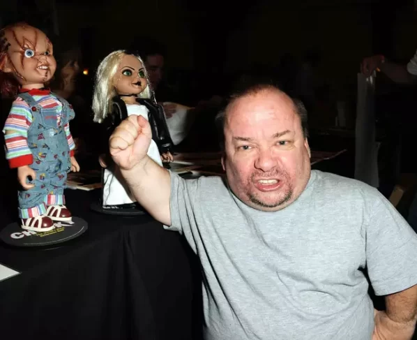 Além de interpretar o famoso boneco maligno, ele também ficou conhecido por seus papéis em fimes como "Howard, o Pato" e "Aqui Caiu um Zumbi". Foto: Divulgação