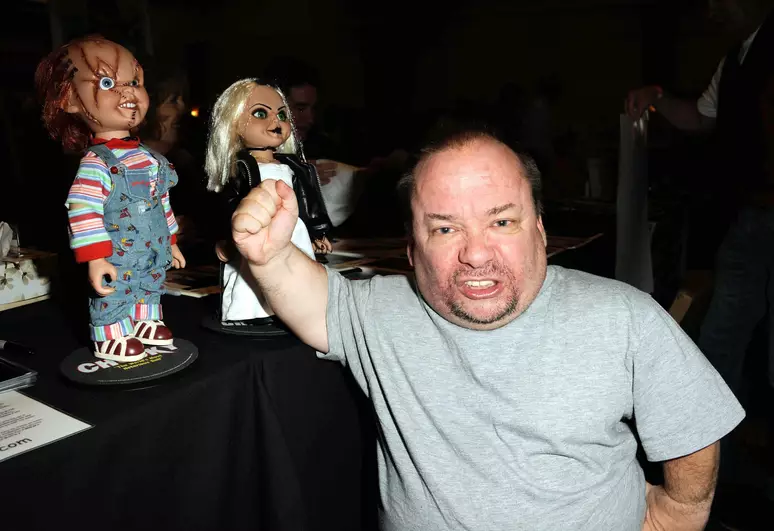Além de interpretar o famoso boneco maligno, ele também ficou conhecido por seus papéis em fimes como "Howard, o Pato" e "Aqui Caiu um Zumbi". Foto: Divulgação