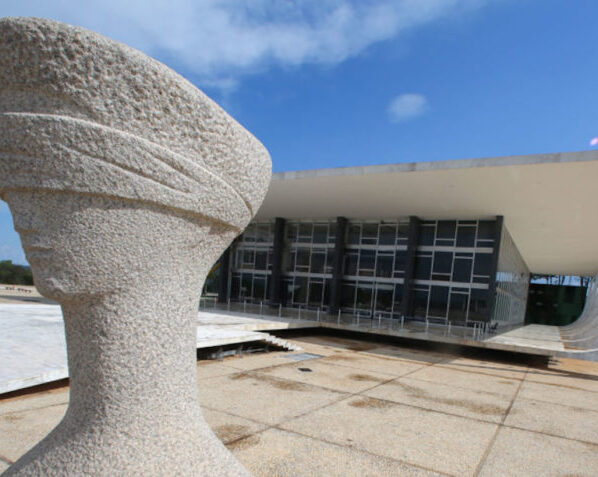 Fachada do STF, em Brasília. Na imagem, a escultura "A Justiça", que fica em frente à Corte
